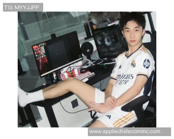 冬季足球明星训练场上的时尚穿搭解析与搭配技巧分享