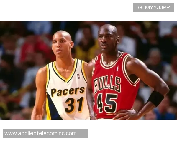 篮球之神乔丹与足球巨星同框合影展现体育传奇交汇的精彩瞬间