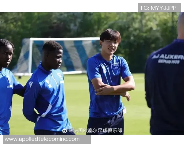 足球明星与其他球员的精彩对抗赛引发热议与讨论 足球明星与其他球员的精彩对抗赛引发热议与讨论