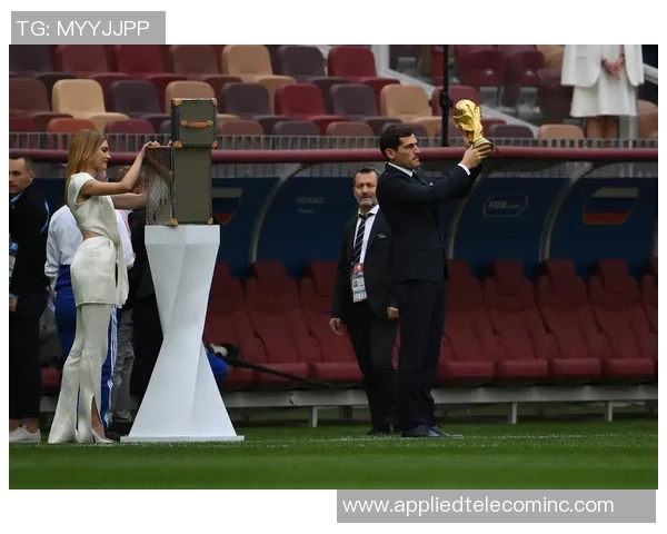 足球明星代言产品精彩视频与图片合集尽享球场魅力与时尚风潮