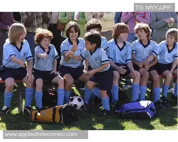 足球明星孩子与对手的友谊故事展现运动精神与亲情的完美结合