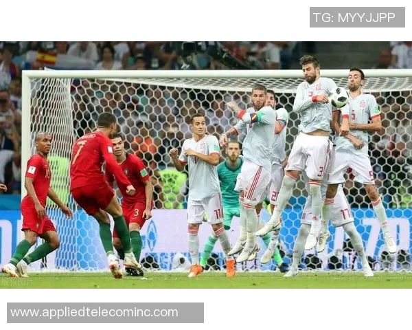 足球明星在训练场上精准射门挑战极限展现超凡技艺与无与伦比的实力 足球明星在训练场上精准射门挑战极限展现超凡技艺与无与伦比的实力