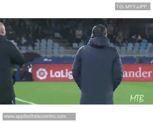 足球明星私下生活揭秘裹浴巾的他们展现不一样的魅力与风采 足球明星私下生活揭秘裹浴巾的他们展现不一样的魅力与风采