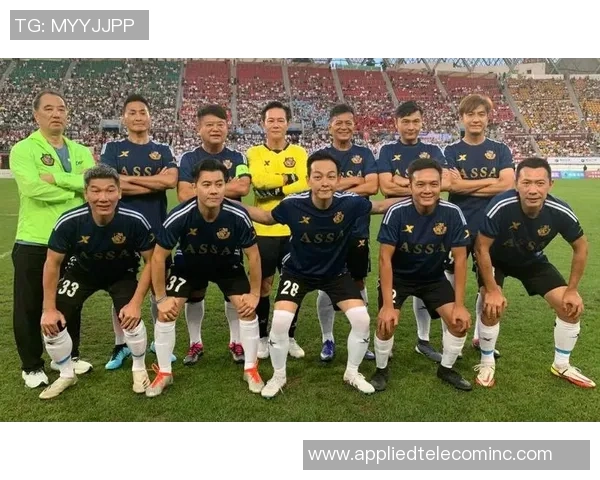 顶级足球明星同框合影展现传奇风采与友谊的瞬间 顶级足球明星同框合影展现传奇风采与友谊的瞬间